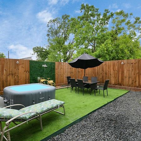 Blissful Getaway Home With Hot Tub & Backyard Near Downtown Houston Exterior photo