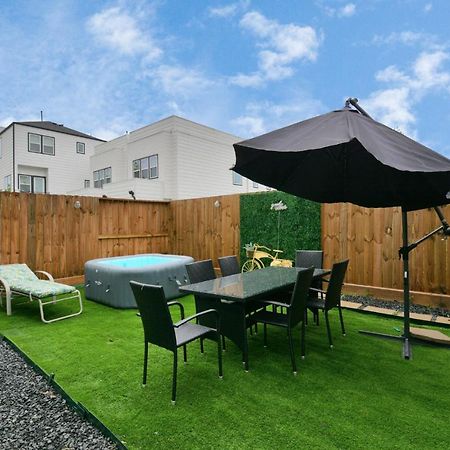 Blissful Getaway Home With Hot Tub & Backyard Near Downtown Houston Exterior photo