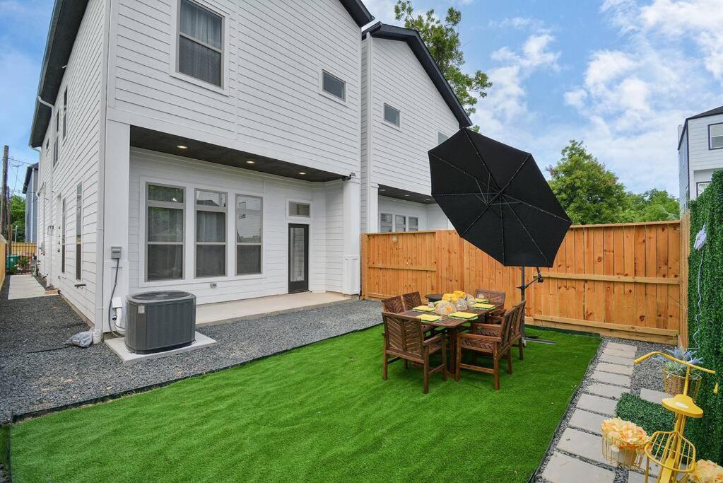 Blissful Getaway Home With Hot Tub & Backyard Near Downtown Houston Exterior photo