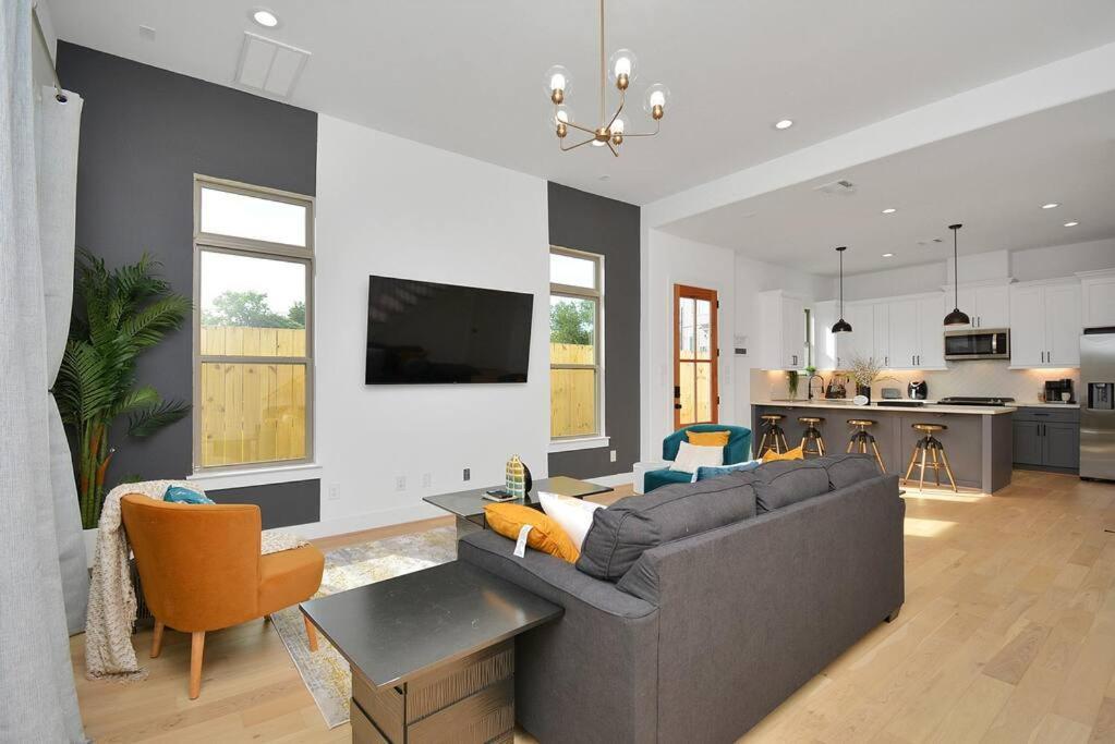 Blissful Getaway Home With Hot Tub & Backyard Near Downtown Houston Exterior photo